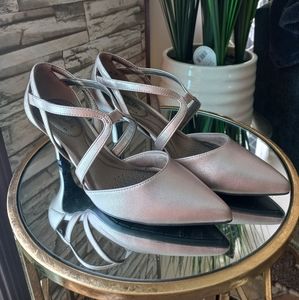 New-LifeStride pretty 😍 Kitten Heels 👠 6.5 wide